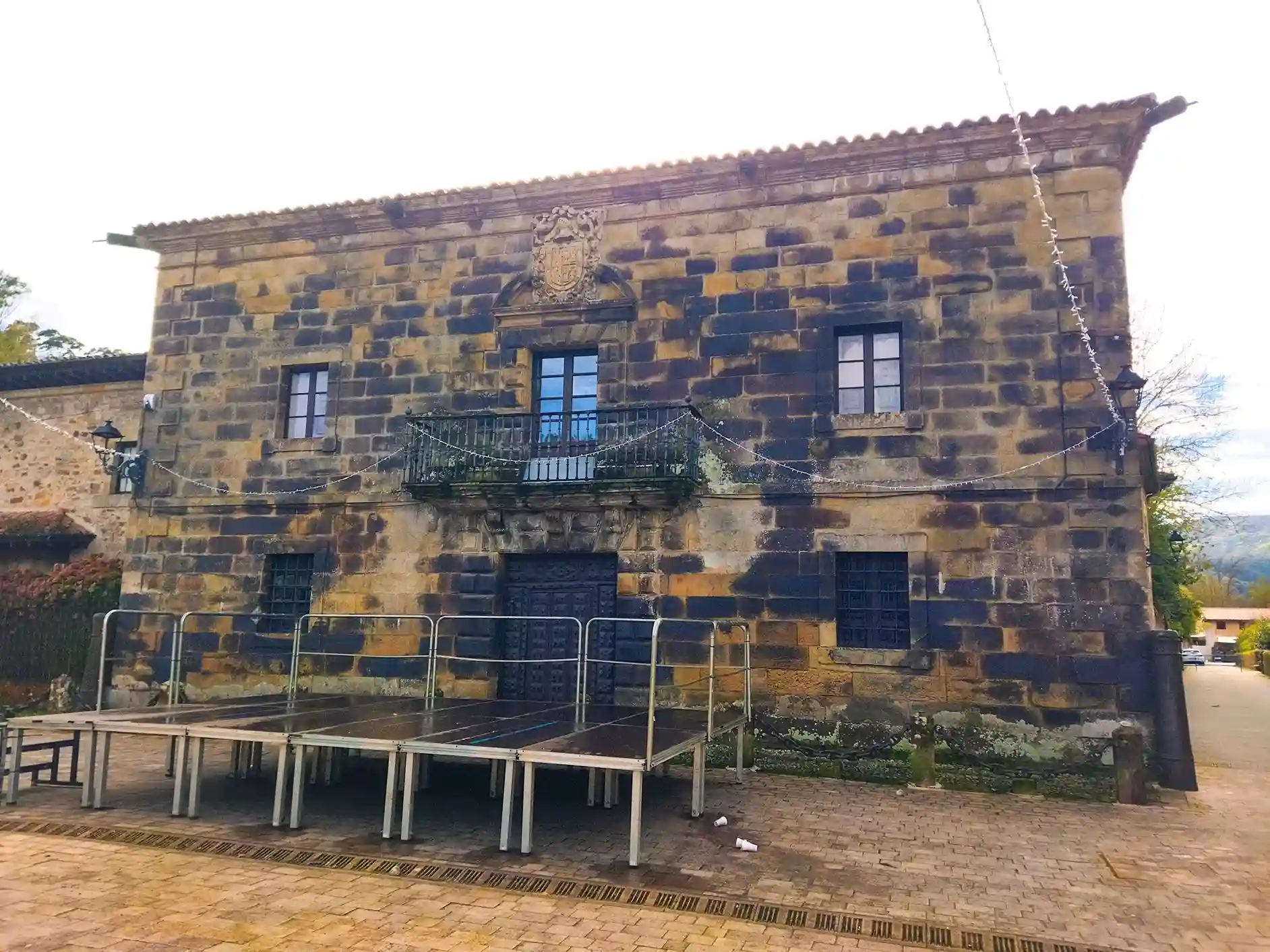 Edificio de piedra con un templete. Esta foto pertenece al artículo qué ver en Liérganes de Glutendtrotters