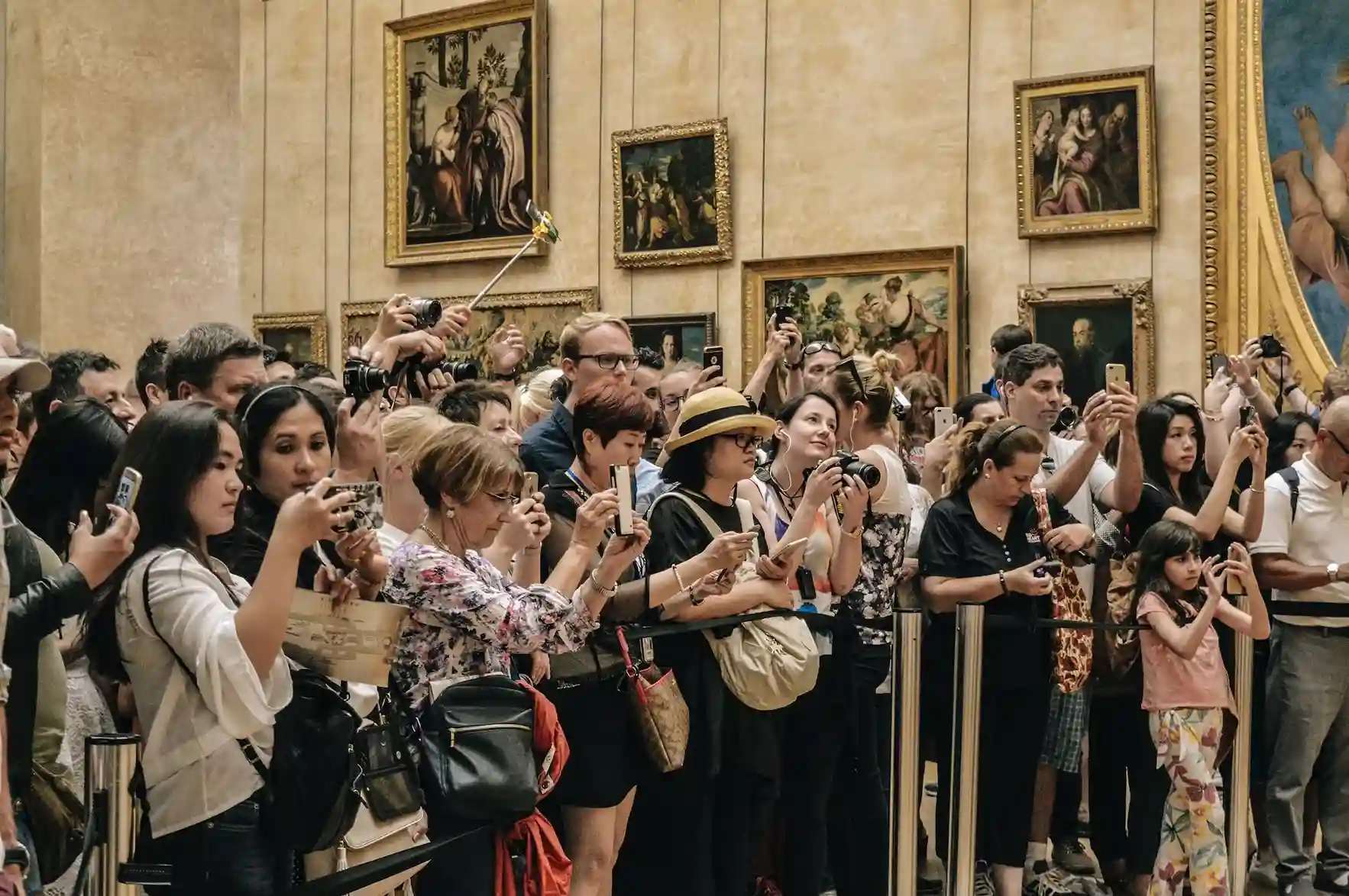 Multitud de personas en un museo