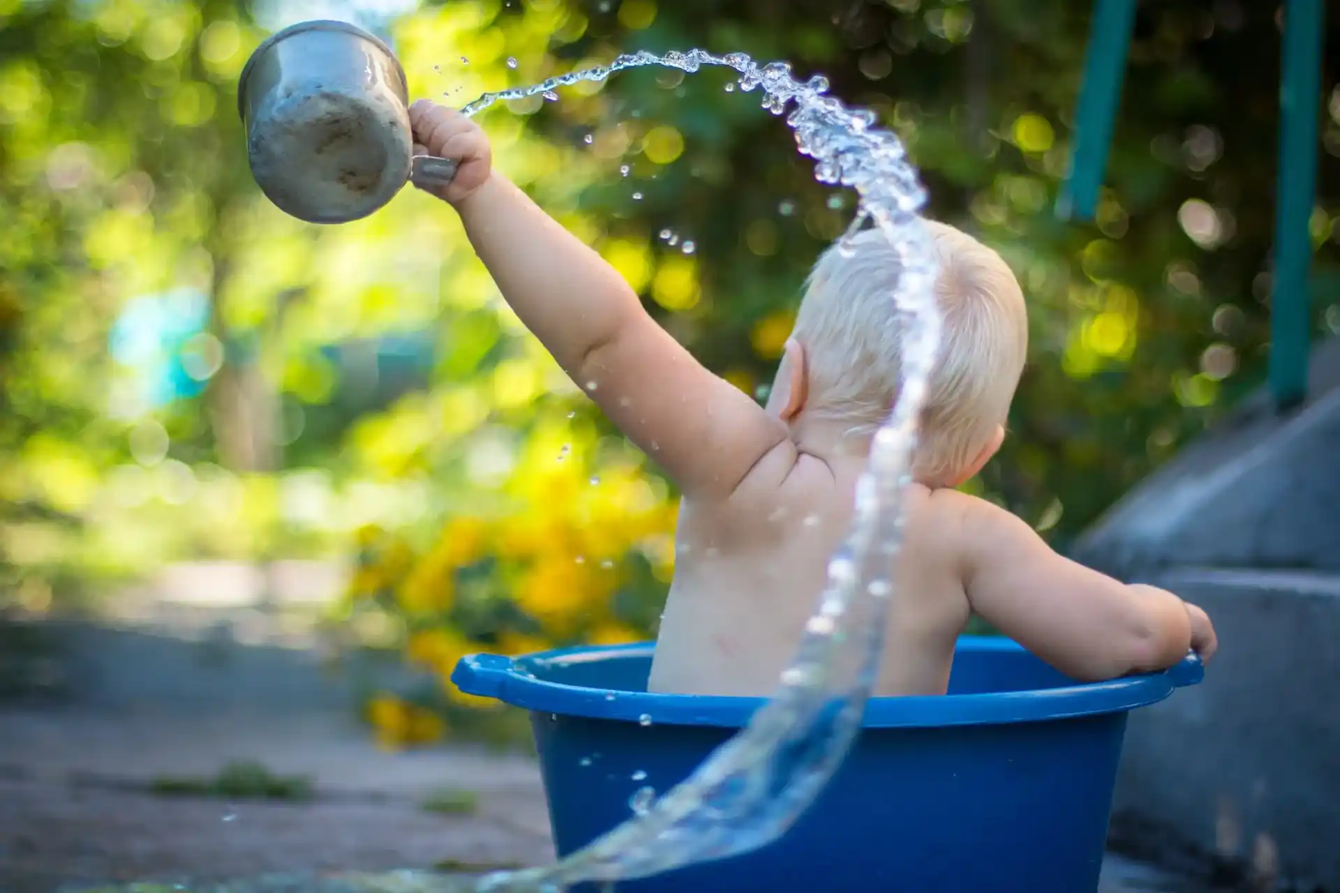 Niño lanzando agua