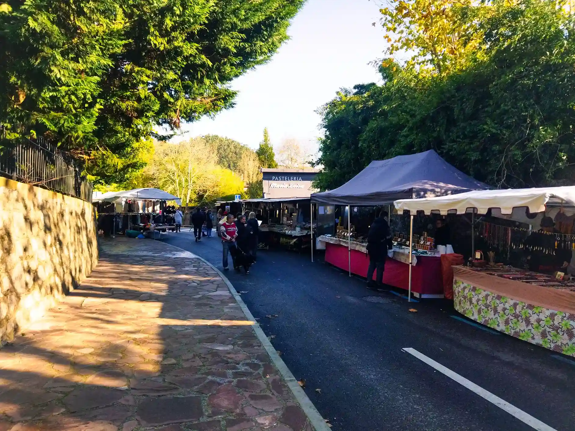 Conjunto de caseras pertenecientes a un mercadillo en Liérganes