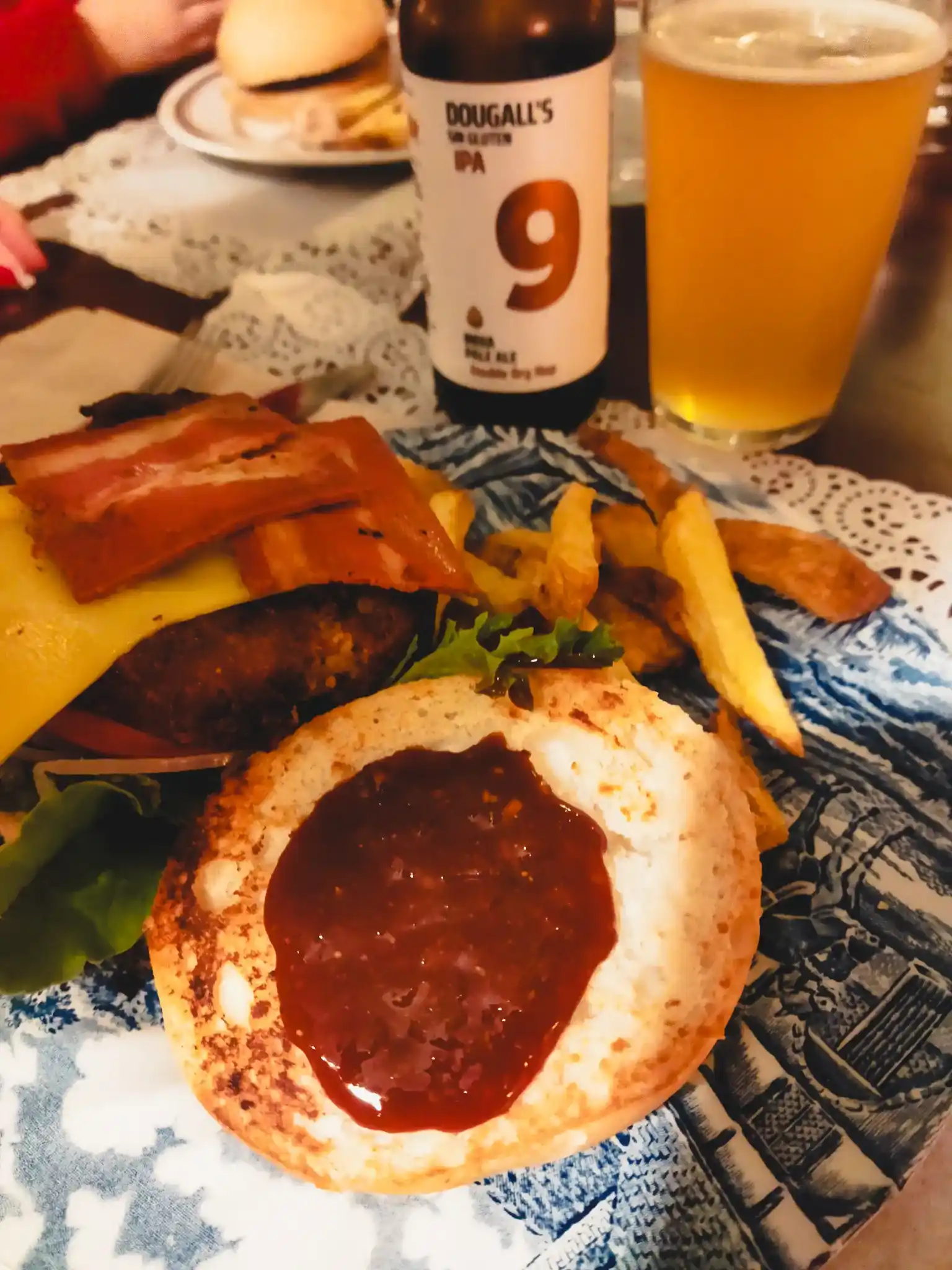 Hamburguesa vegana sin gluten con patatas y una cerveza sin gluten Dougalls. Donde comer sin gluten en Cantabria.