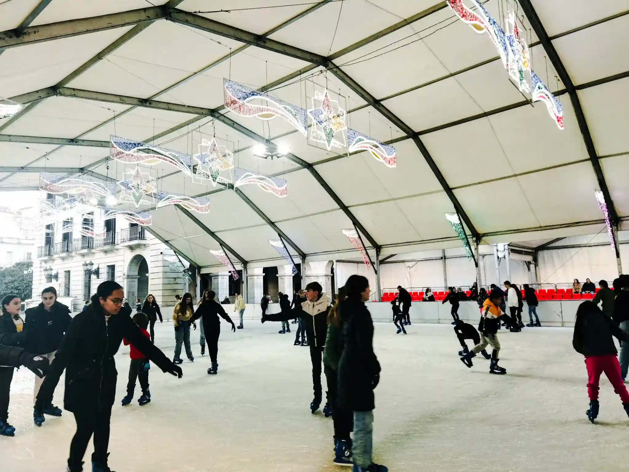 Personas patinando en la pista de hielo