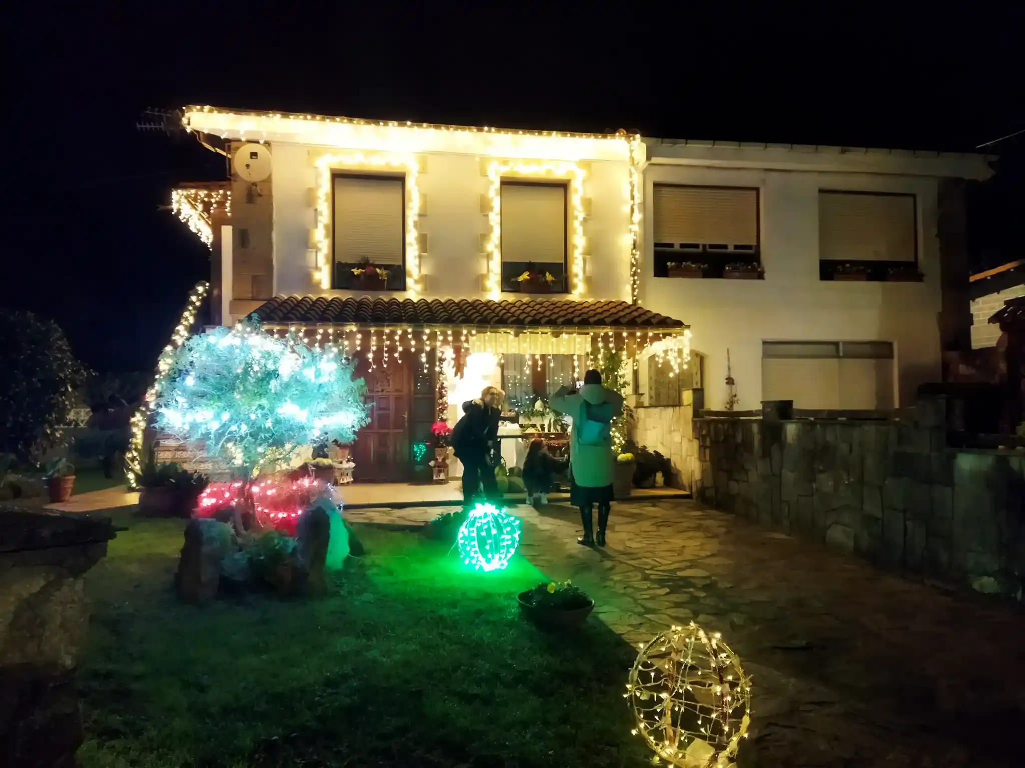 Casa iluminada con luces de Navidad en Quijano.