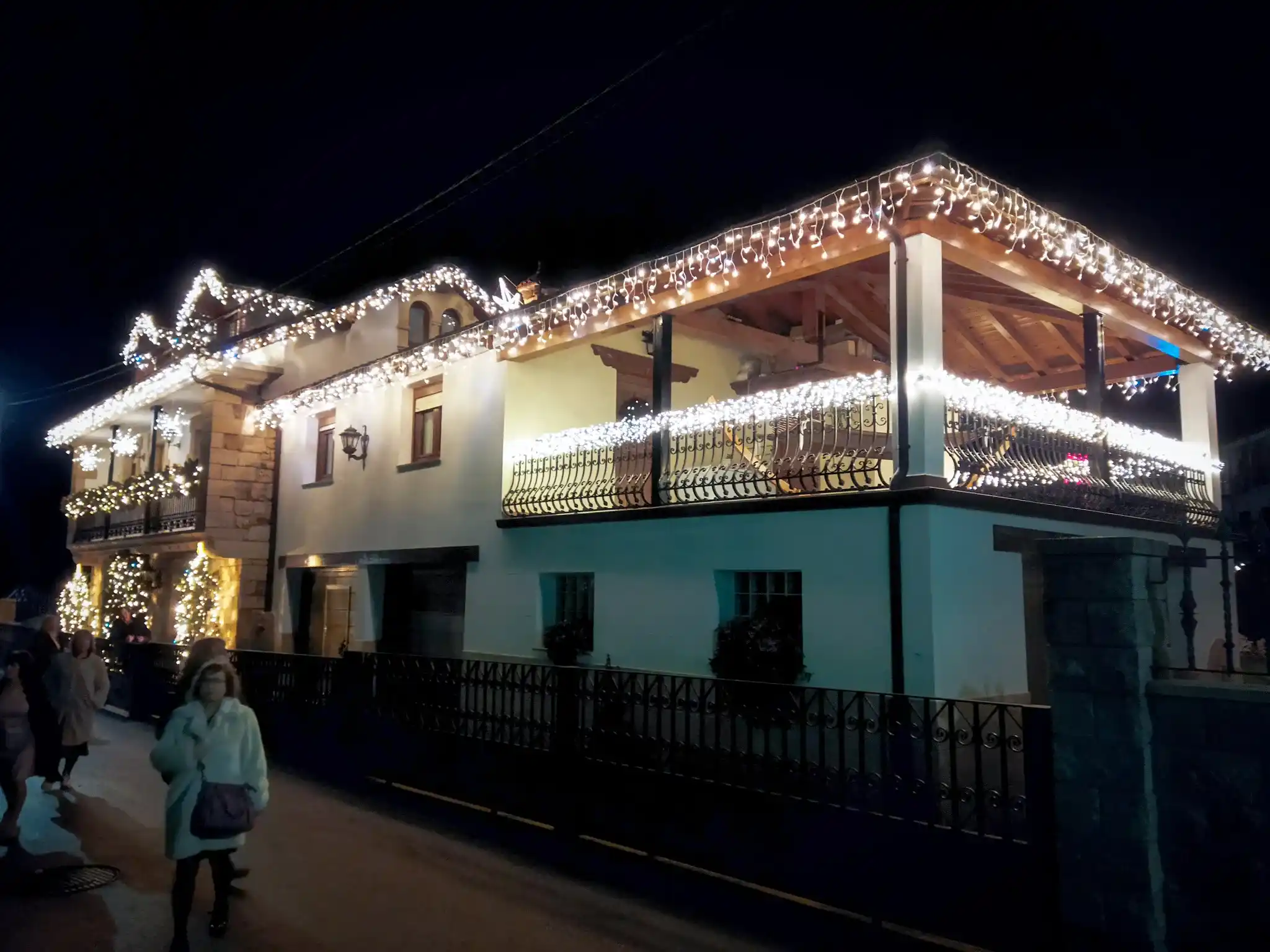 Casa iluminado con luces de Navidad en Quijano. .