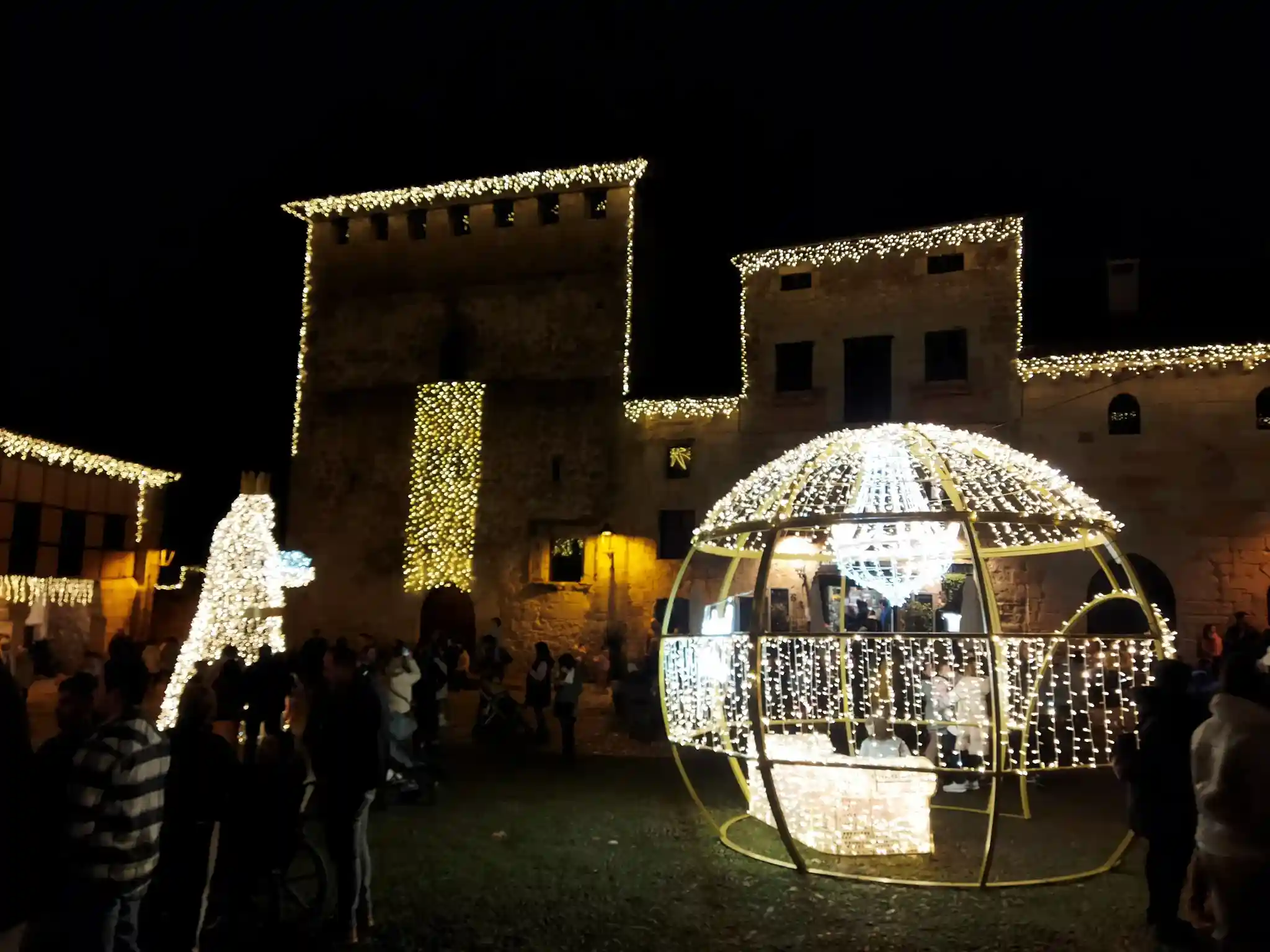 Edificios con luces en Santillana del Mar. Navidad Cantabria