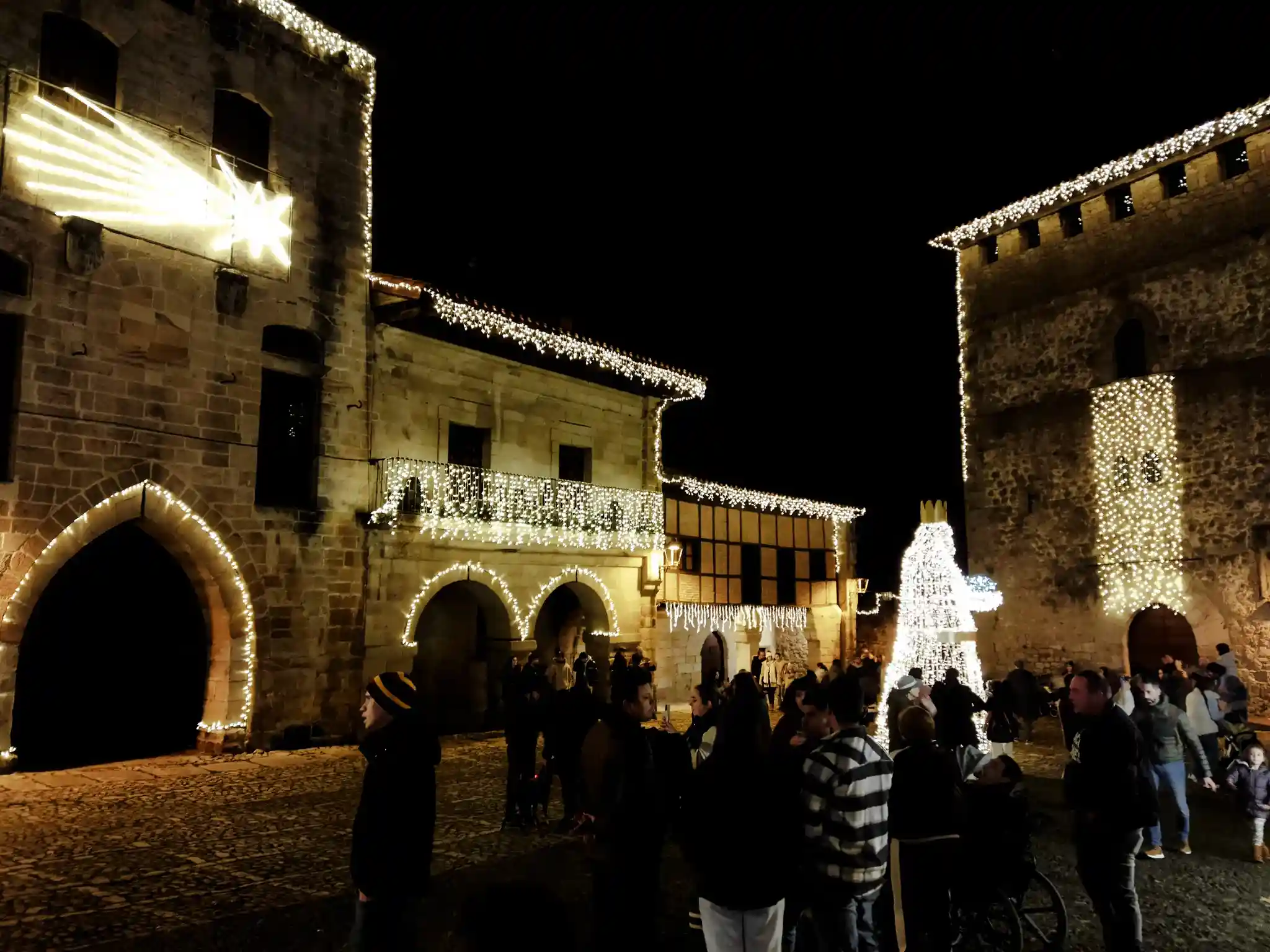 Conjunto de edificios de piedra con luces de Navidad. Navidad Cantabria.