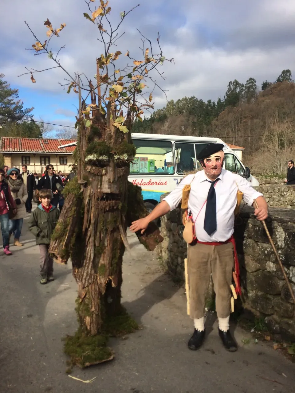 Dos hombres de disfrazados. Uno de árbol y otro de pasiego.  La Vijanera.