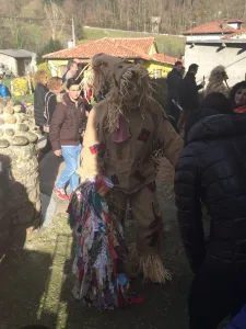 Un hombre y un niño disfrazados. Navidad en Cantabria. La Vijanera.