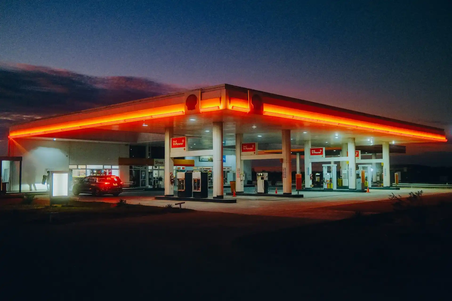 Gasolinera iluminada por la noche