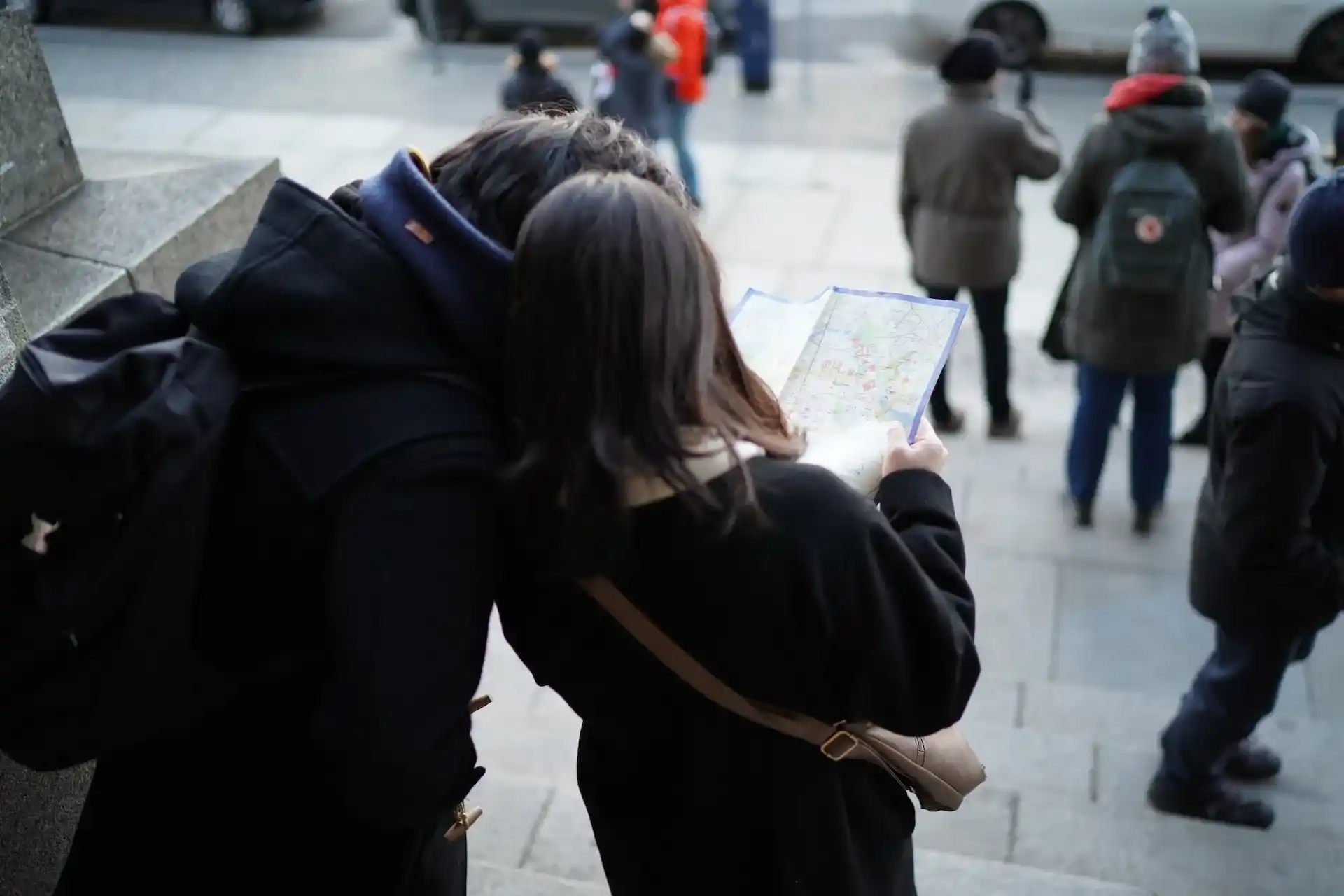 Dos personas mirando un mapa
