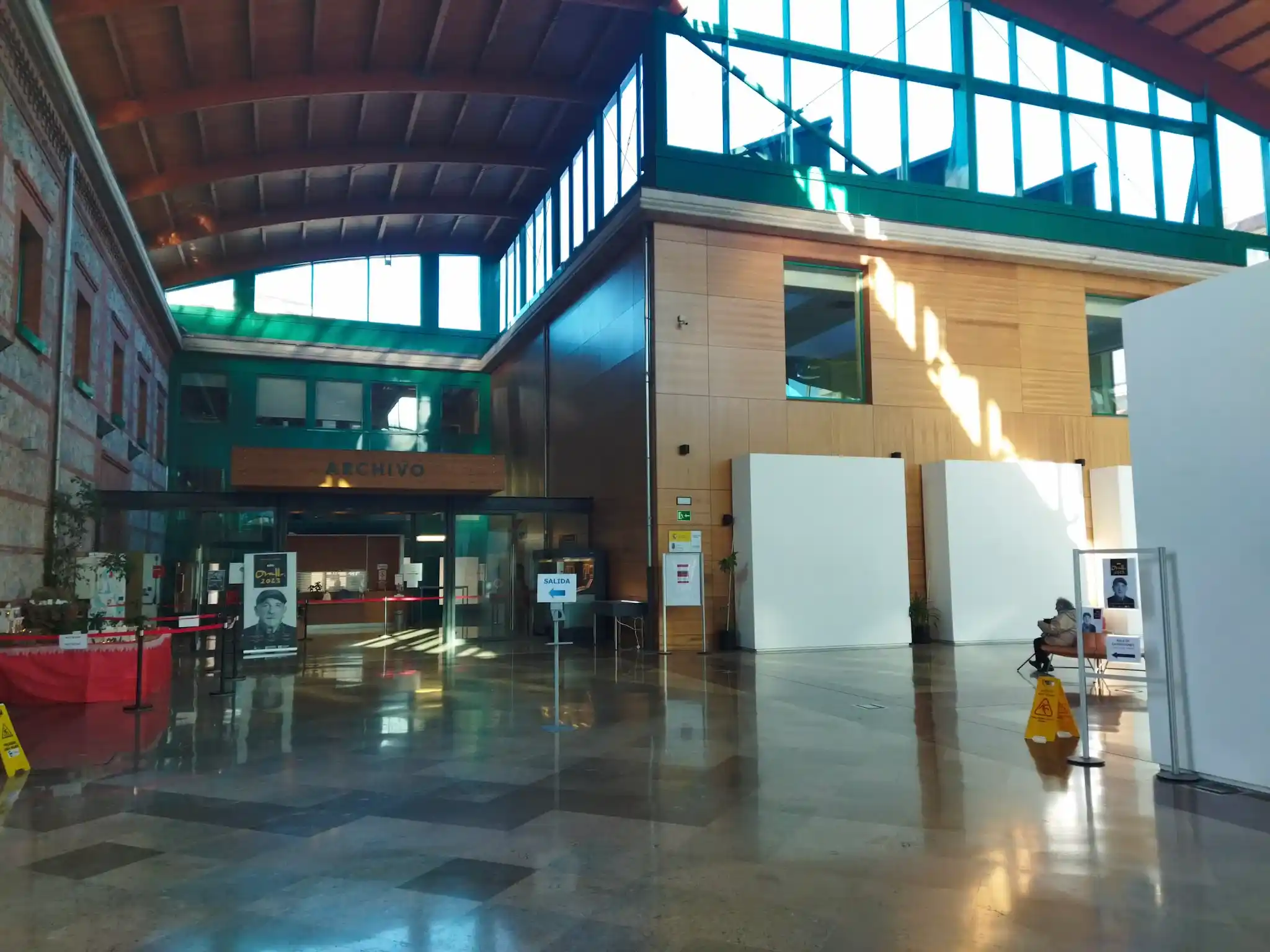 interior de un edificio con  gran patio central y zona de recepción de visitantes