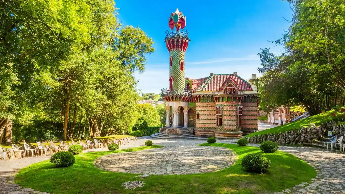 Edificio modernista con múltiples colores. Qué ver en Cantabria en 7 días.