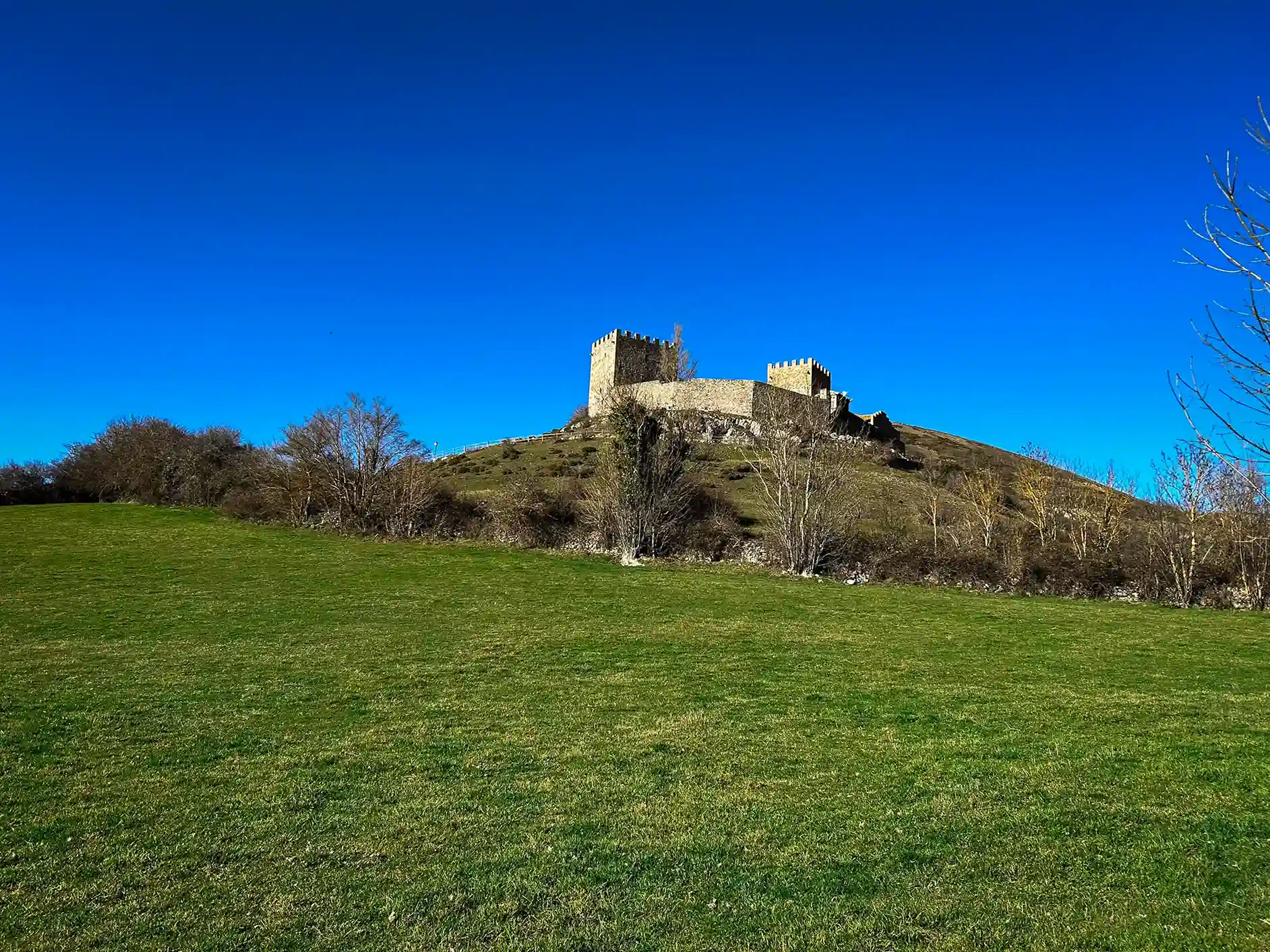 Castillo en el alto de una colina. Qué ver en Cantabria en 7 días.