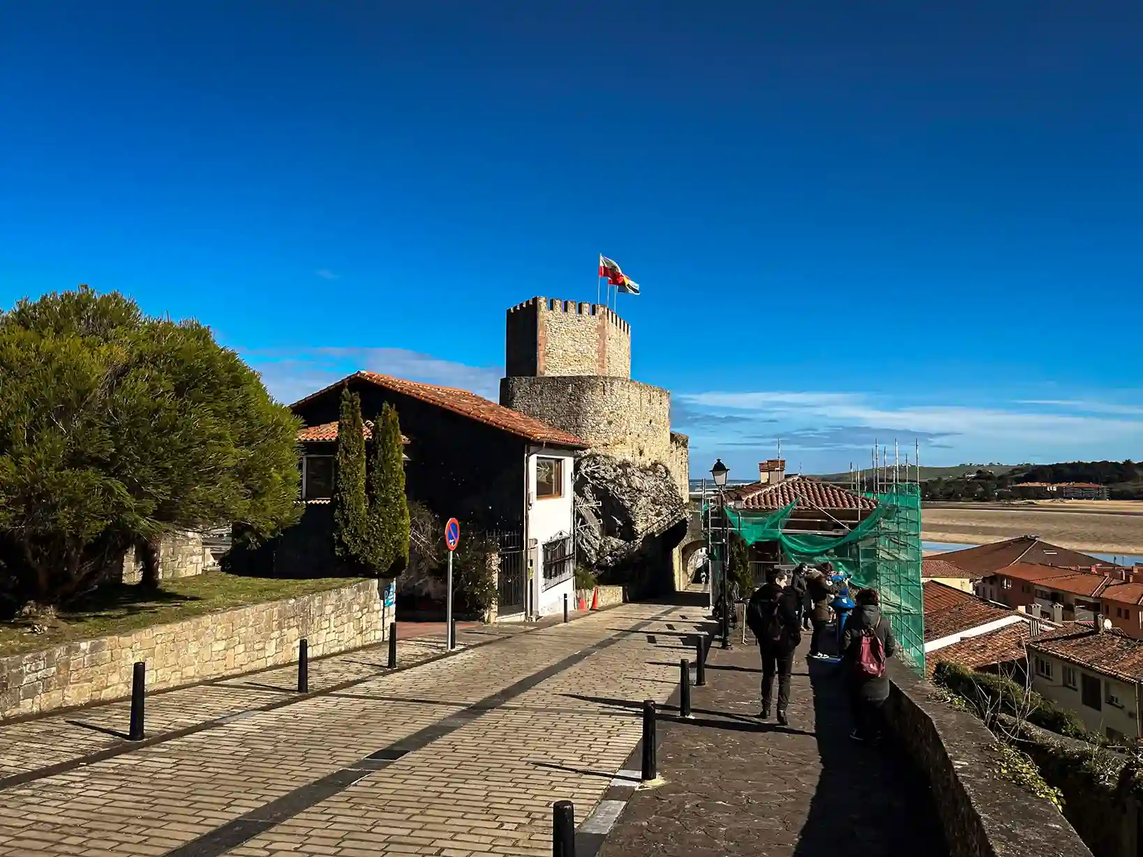 Castillo con bandera y camino de piedra