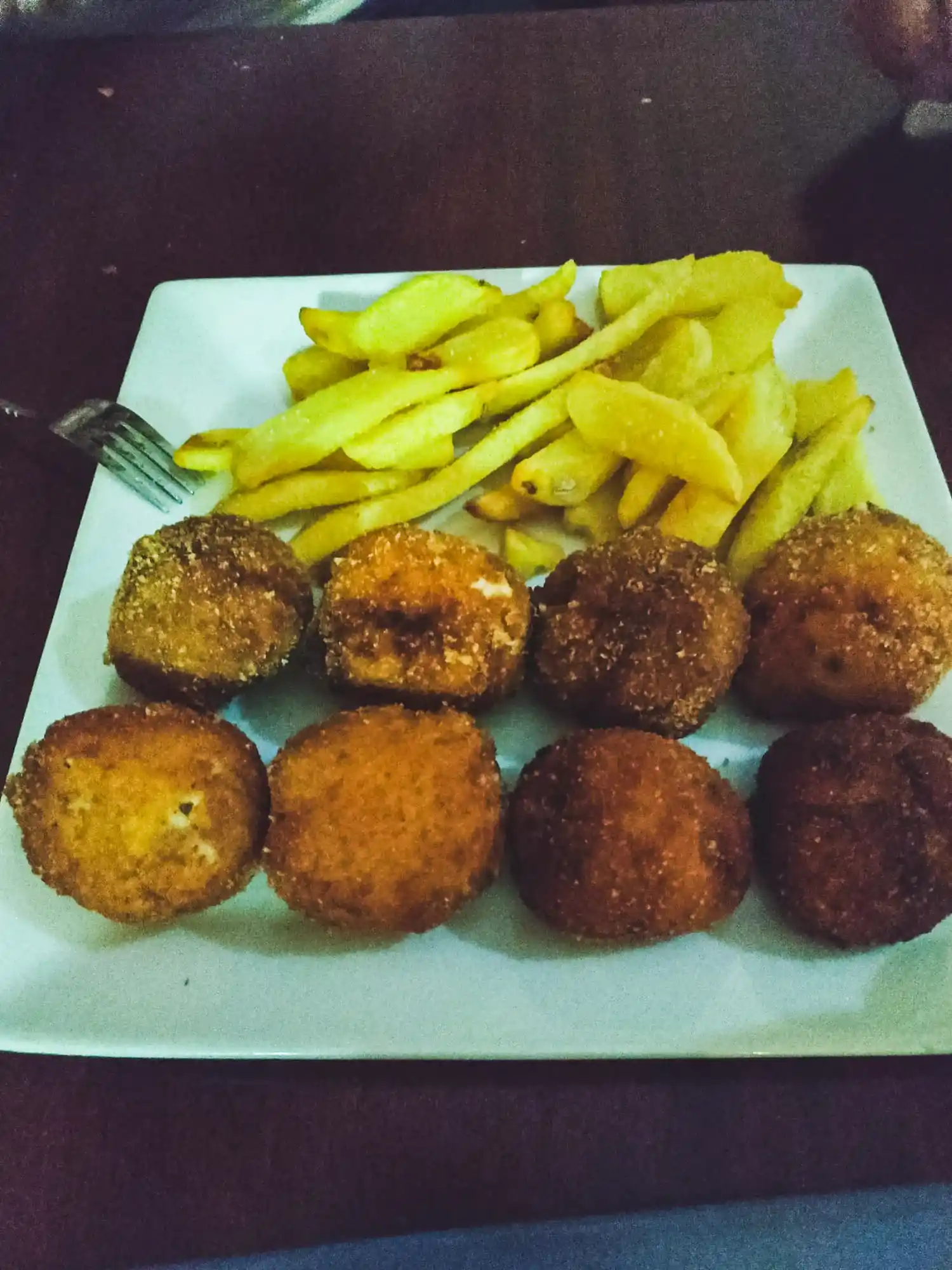 Croquetas con patatas fritas