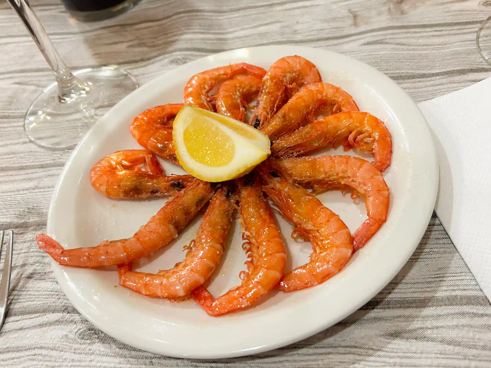 Gambas a la plancha con un trozo de limón