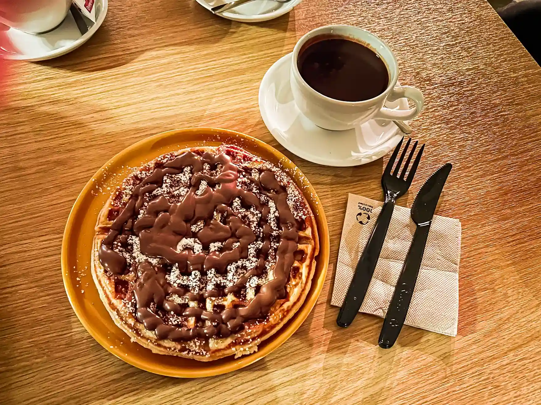 Gofre y una taza de chocolate
