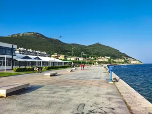 Paseo marítimo con un monte al fondo