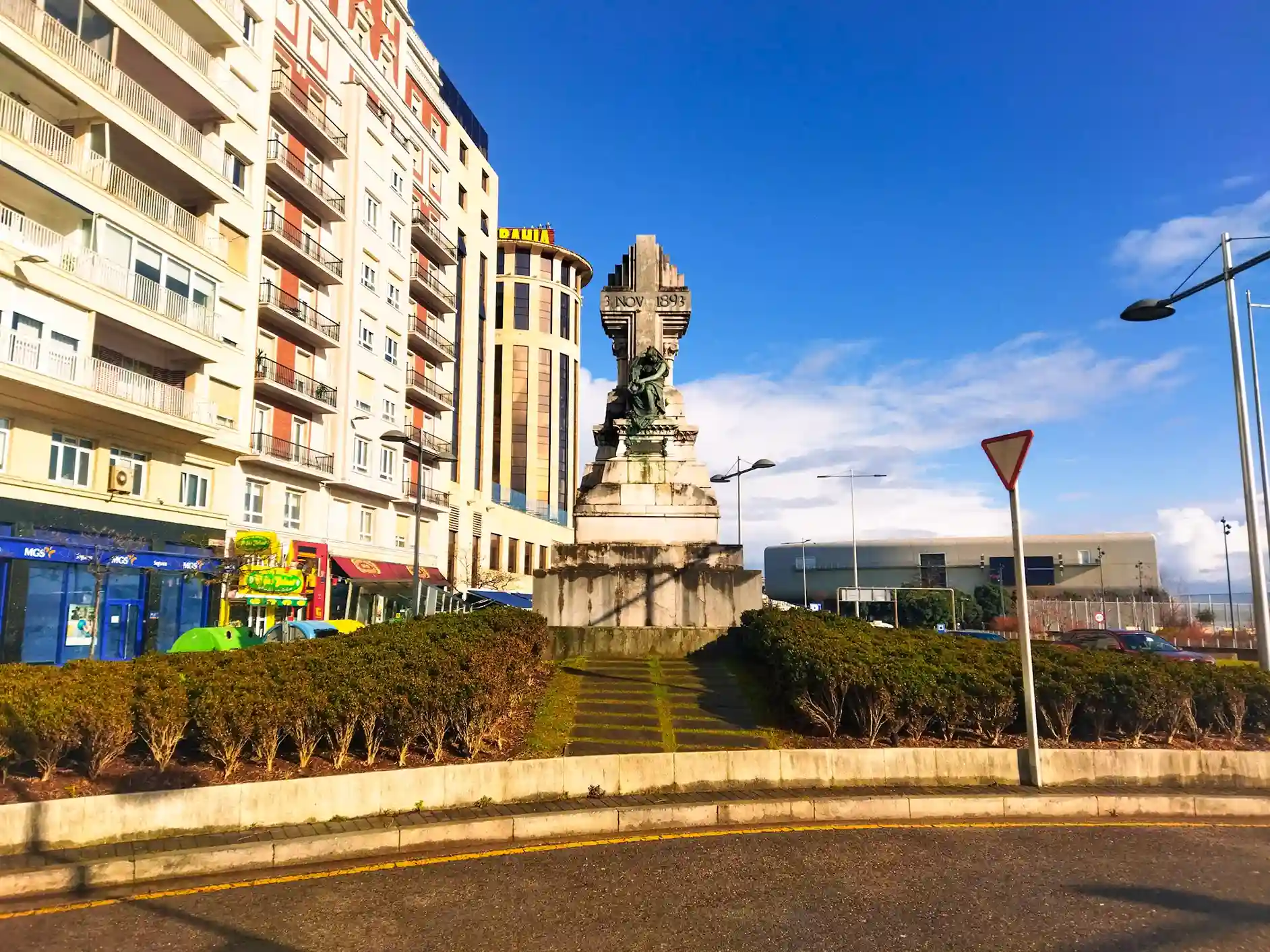 Monumento de piedra con edificios a los lados