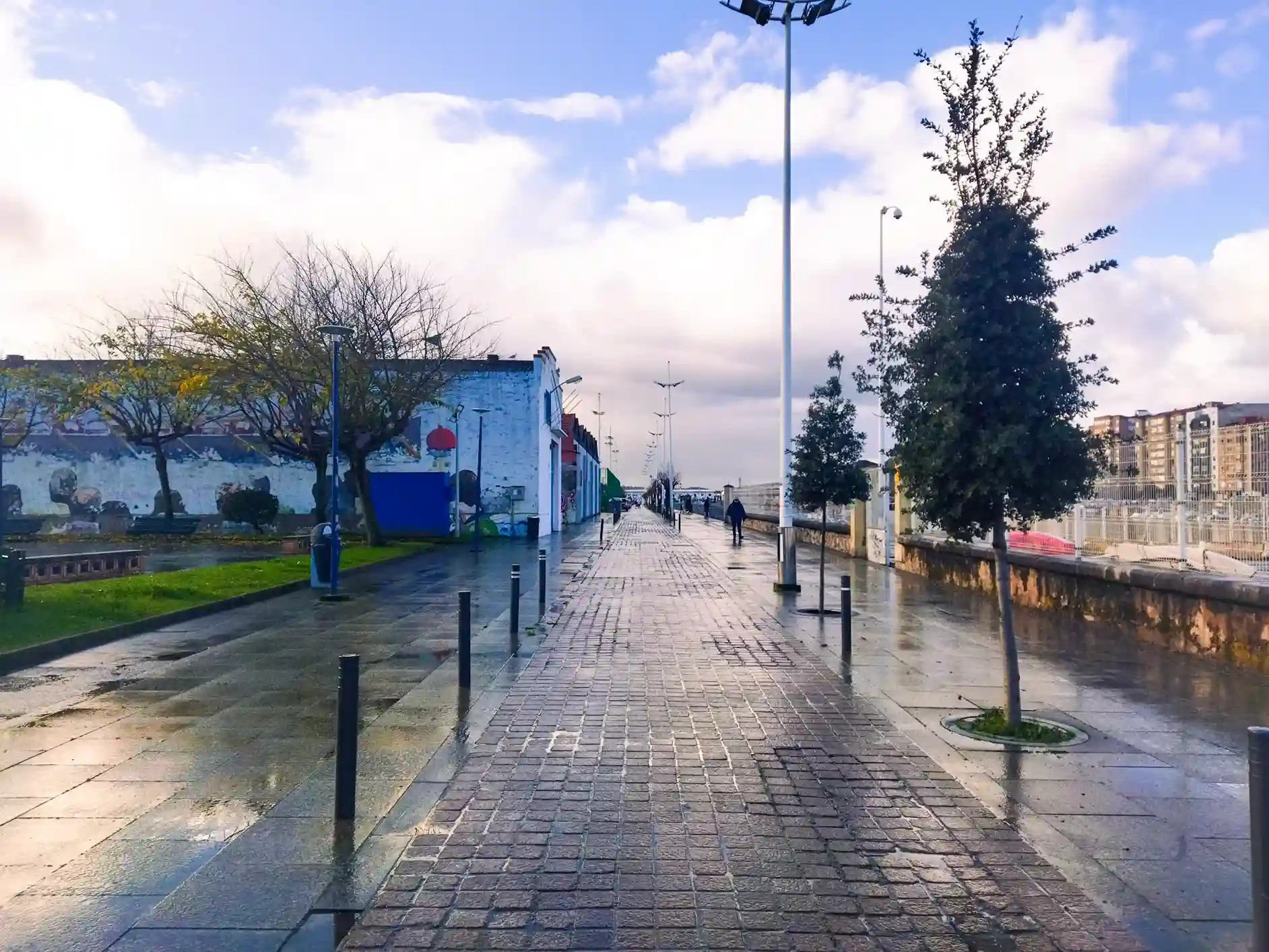 Paseo de suelo empedrado con farolas de estilo marinero  