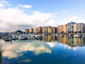 Puerto pesquero con edificios al fondo