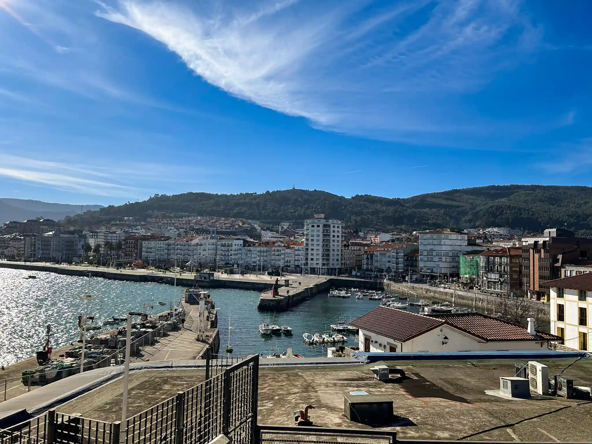 Vista de una ciudad desde un alto. Qué ver en Cantabria en 7 días.