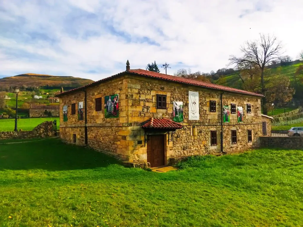 casa de piedra con prado verde a los lados