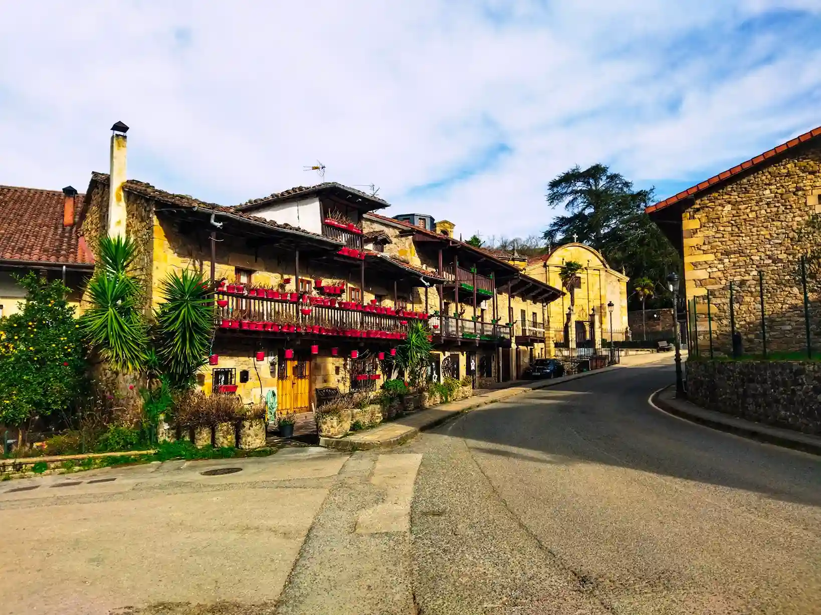 Casas montañesas con muchas flores en el balcón