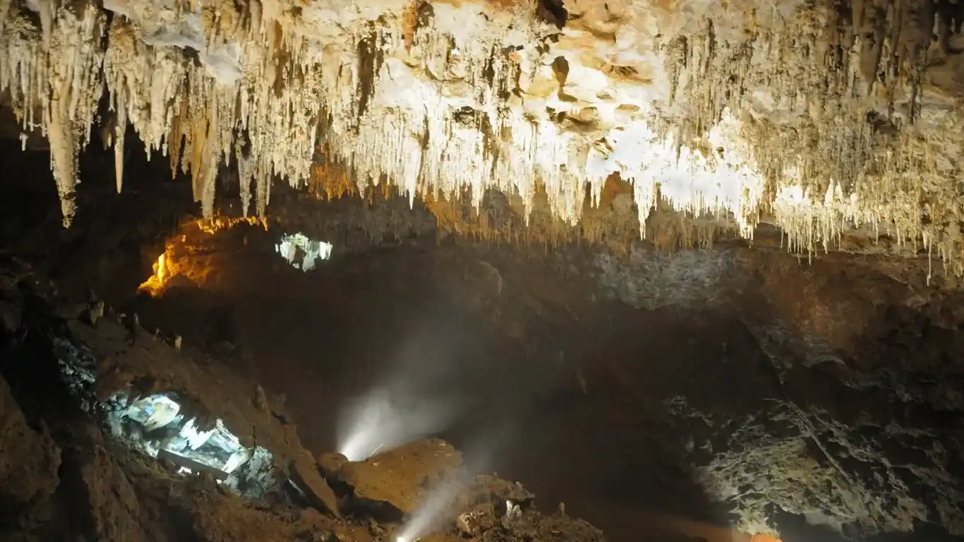 Cueva con estalactitas