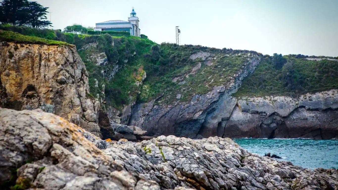 Faro en lo alto de una colina muy cerca del mar