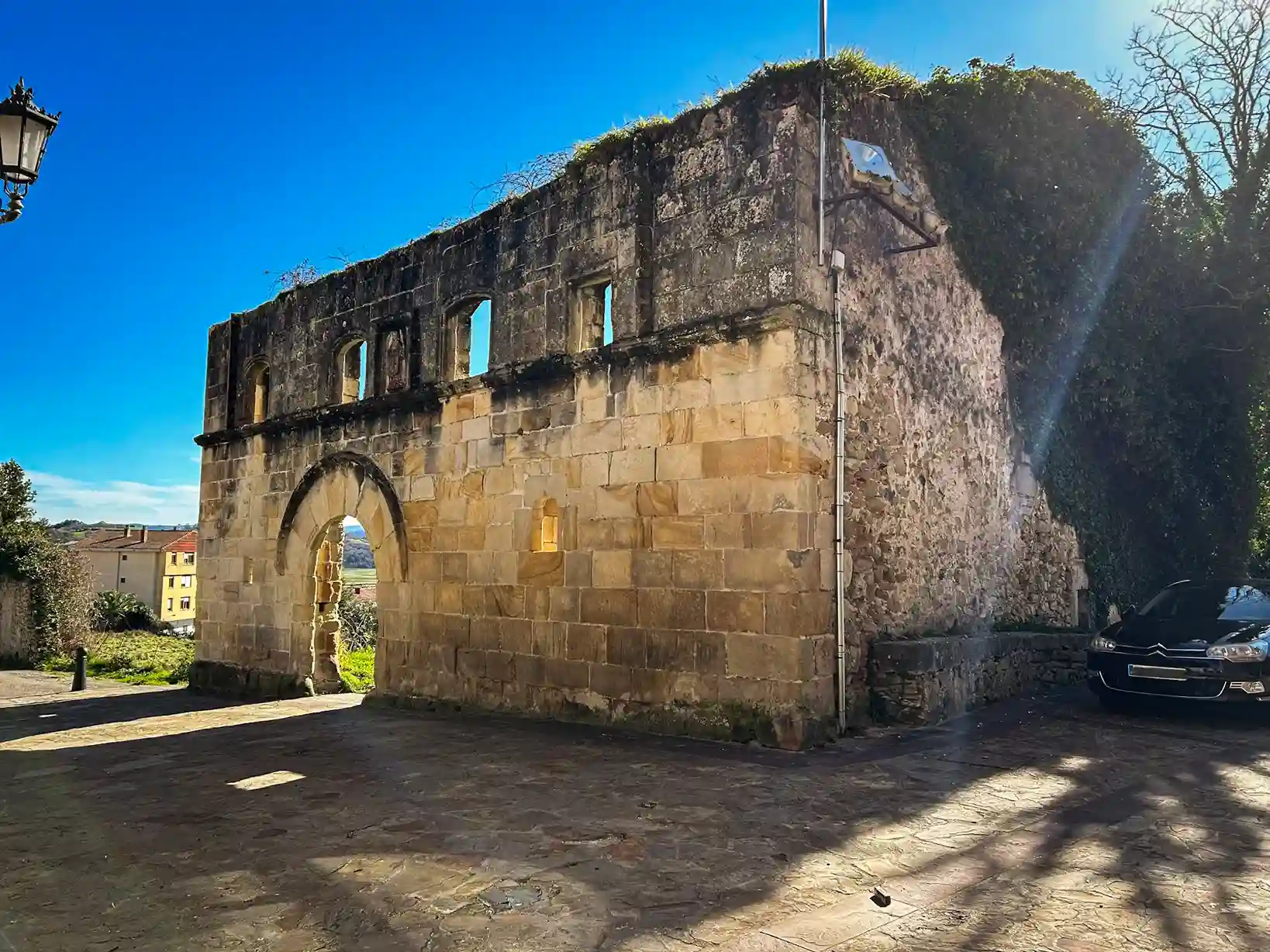 Edificio de piedra en ruinas