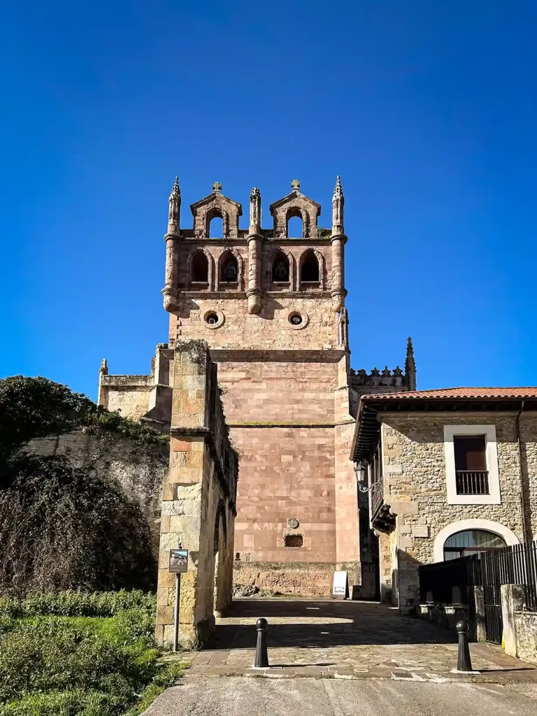 Iglesia con suelo de piedra al inicio