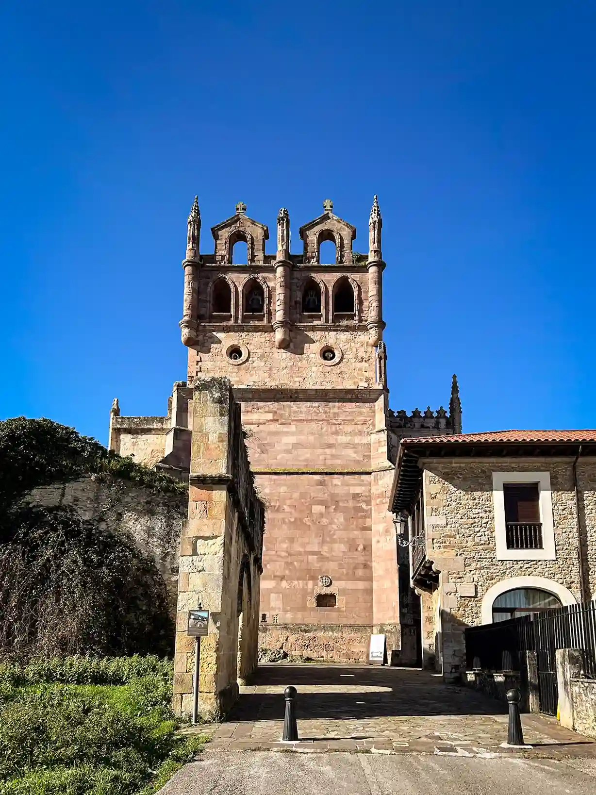 Iglesia con suelo de piedra al inicio