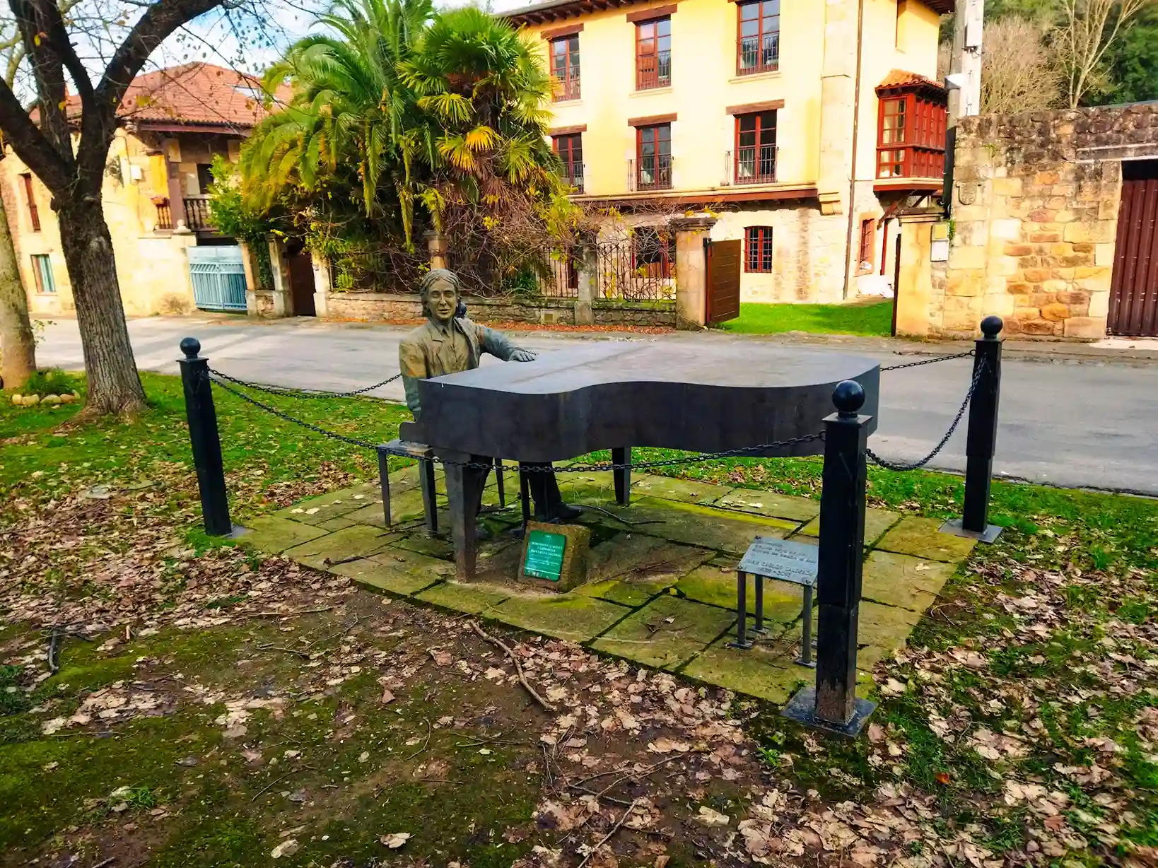 estatua de un pianista con su piano. Soto Iruz. Ruta circular en coche por los valles pasiegos