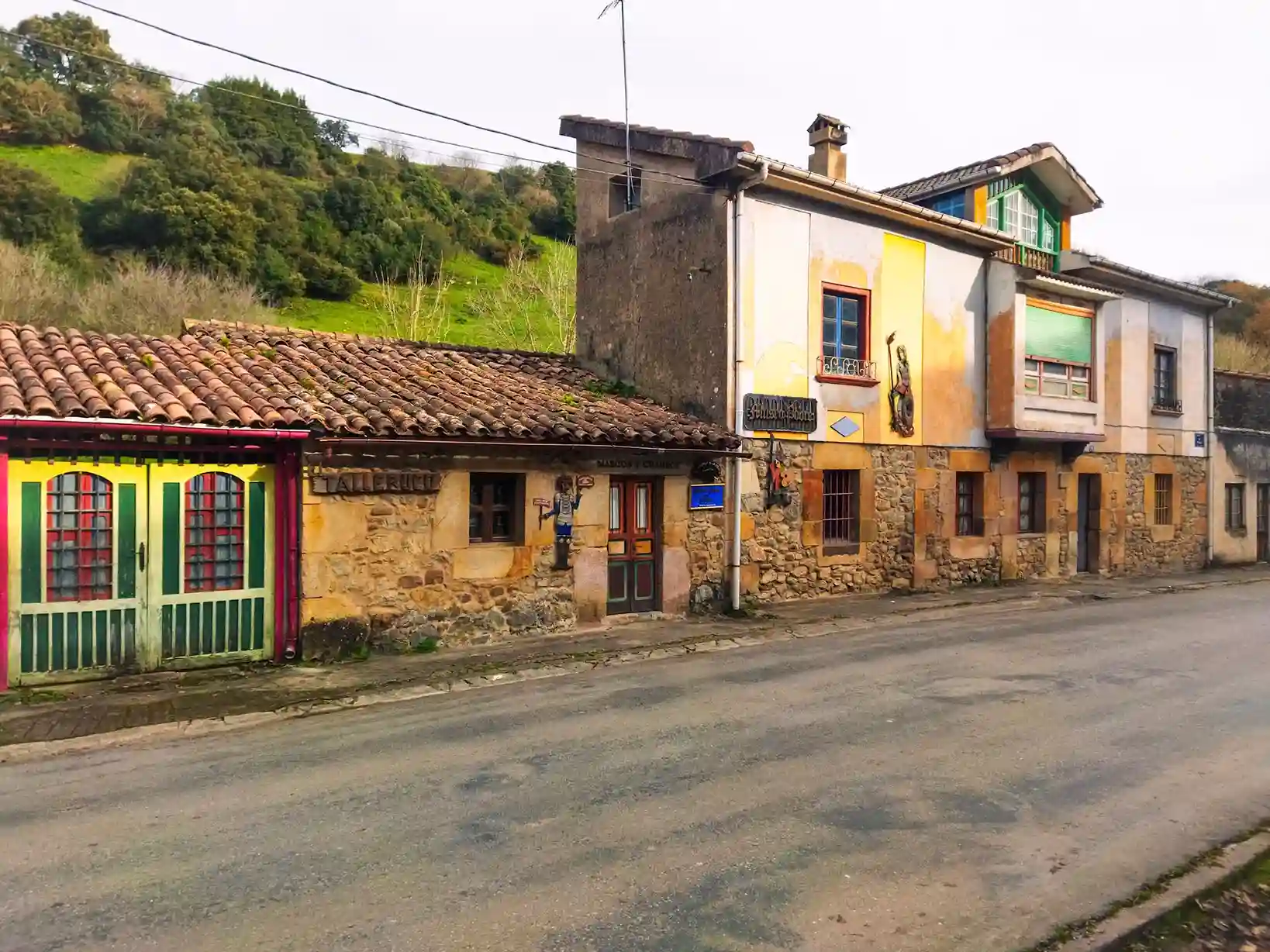 Edificios de piedra viejos. Ruta circular en coche en los valles pasiegos.