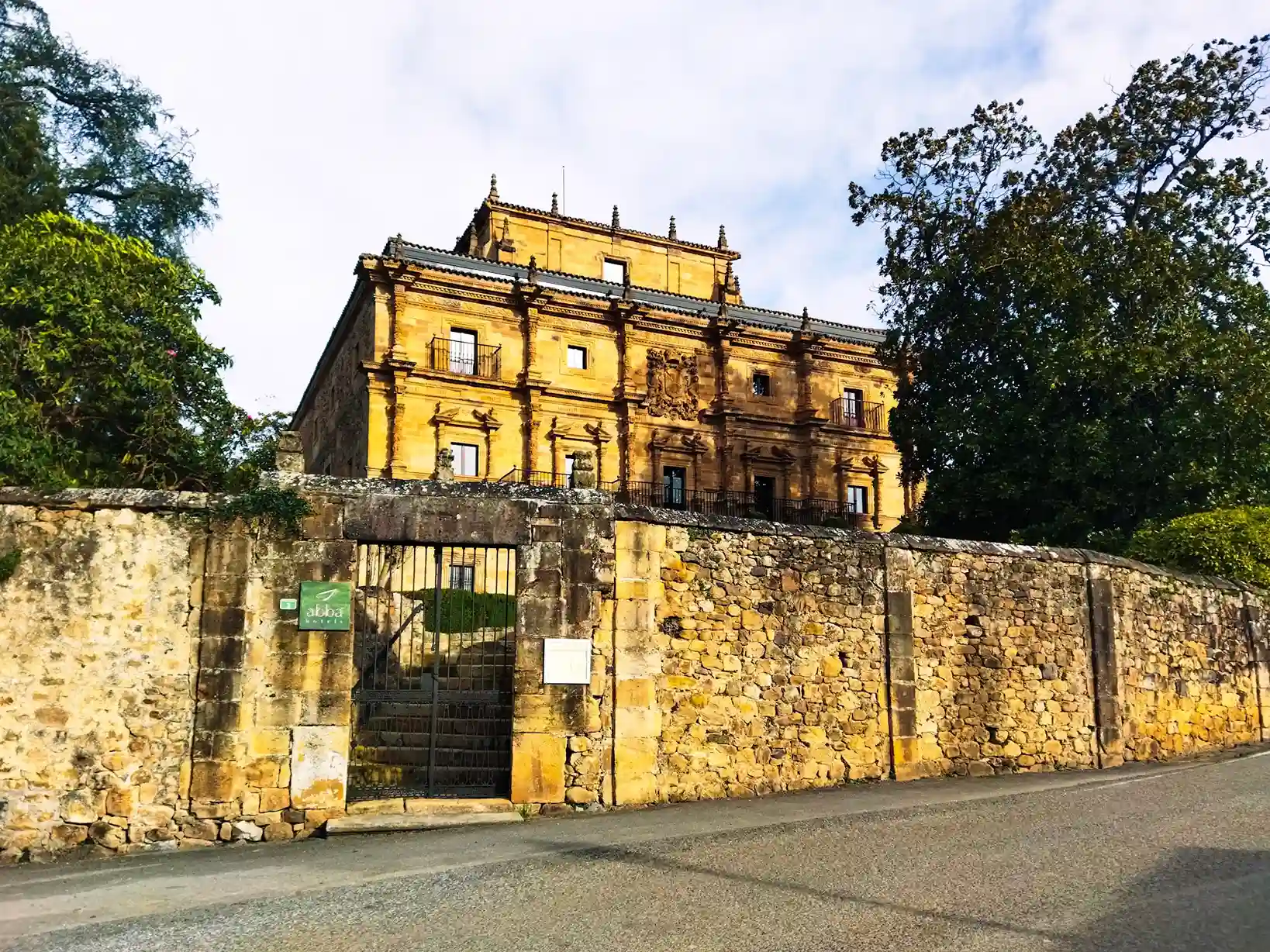 Palacio de piedra con un gran muro. Palacio de Soñanes