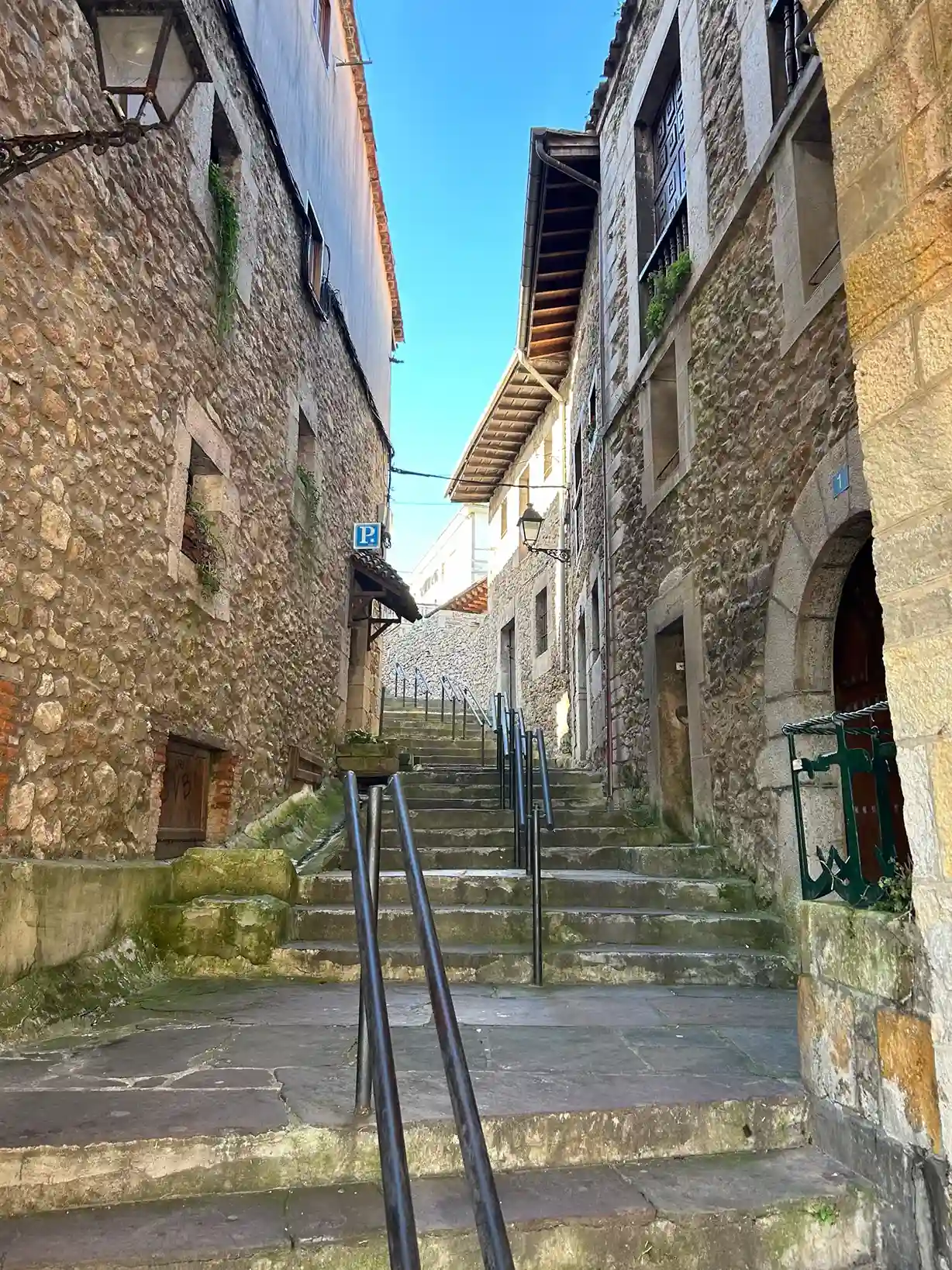 Escaleras de piedra en Puebla Vieja en San Vicente de la Barquera