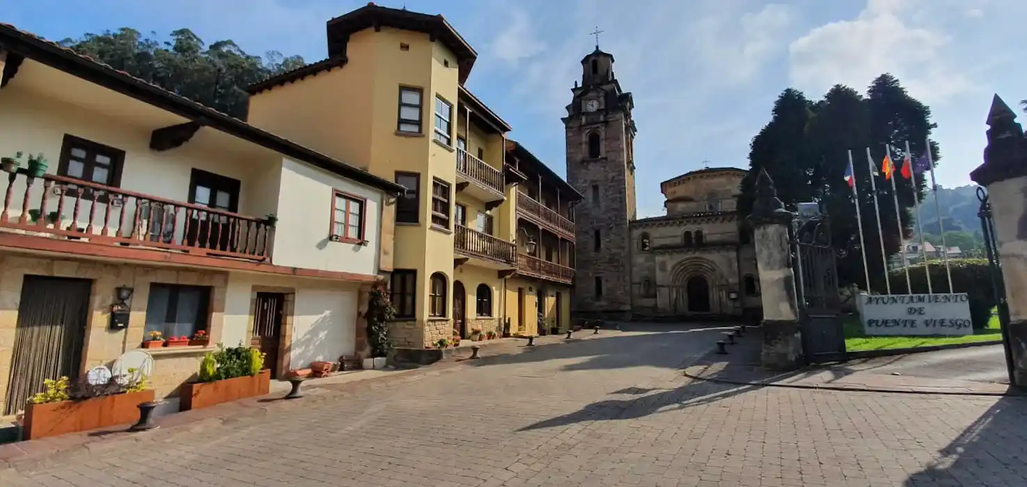 Iglesia y edificios a los lados 
