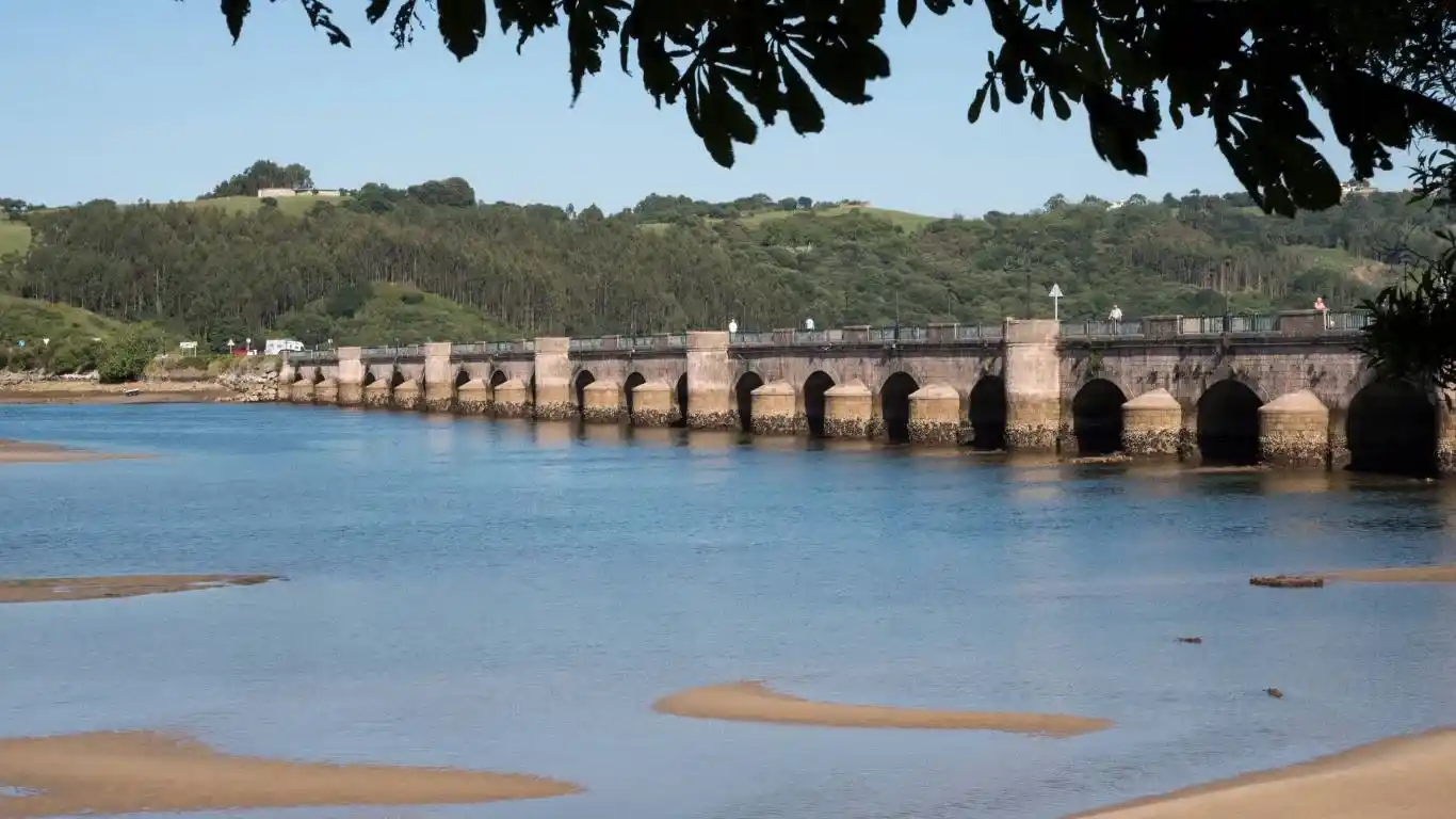 Puente sobre el mar