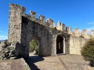 Muralla de piedra en San Vicente de la Barquera