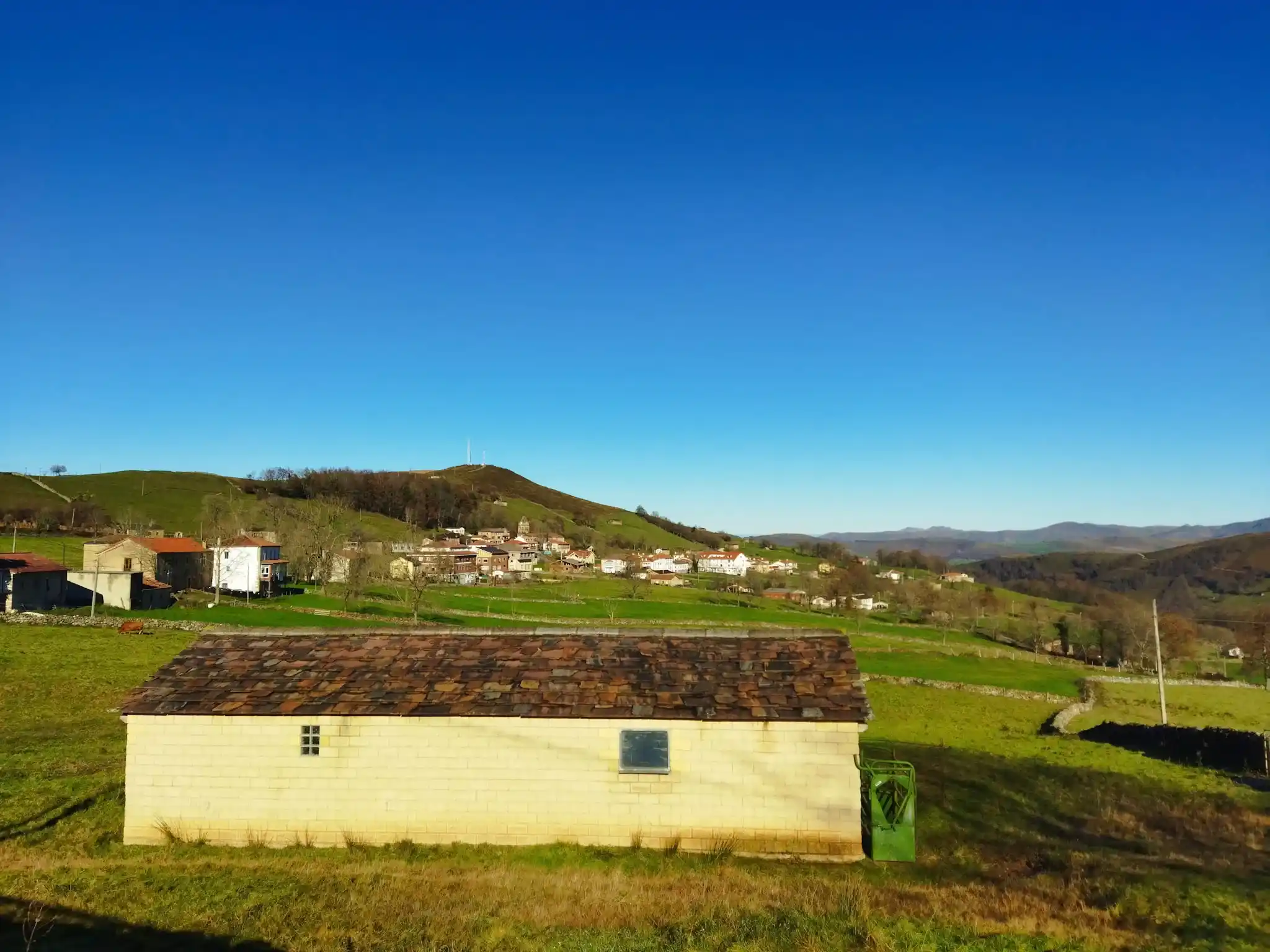 Casa con montes y más casas al fondo