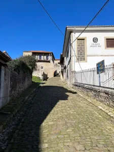 camino de piedra con arco de piedra al final