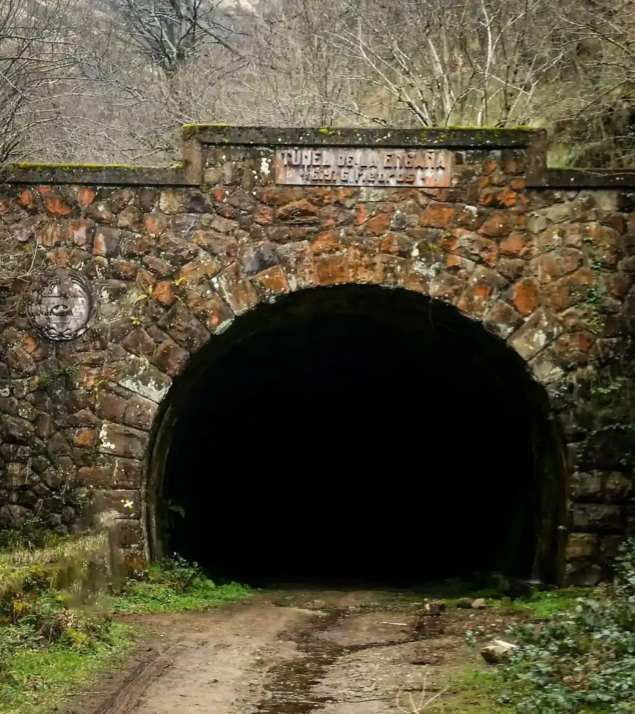 Túnel muy viejo. Túnel de la Engaña en Vega de Pas.