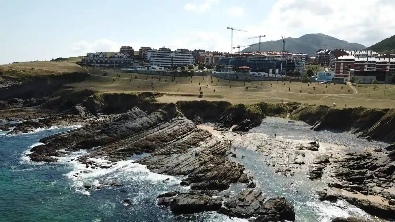 Acantilado con edificios al fondo. Qué ver en Castro Urdiales en 1 día.