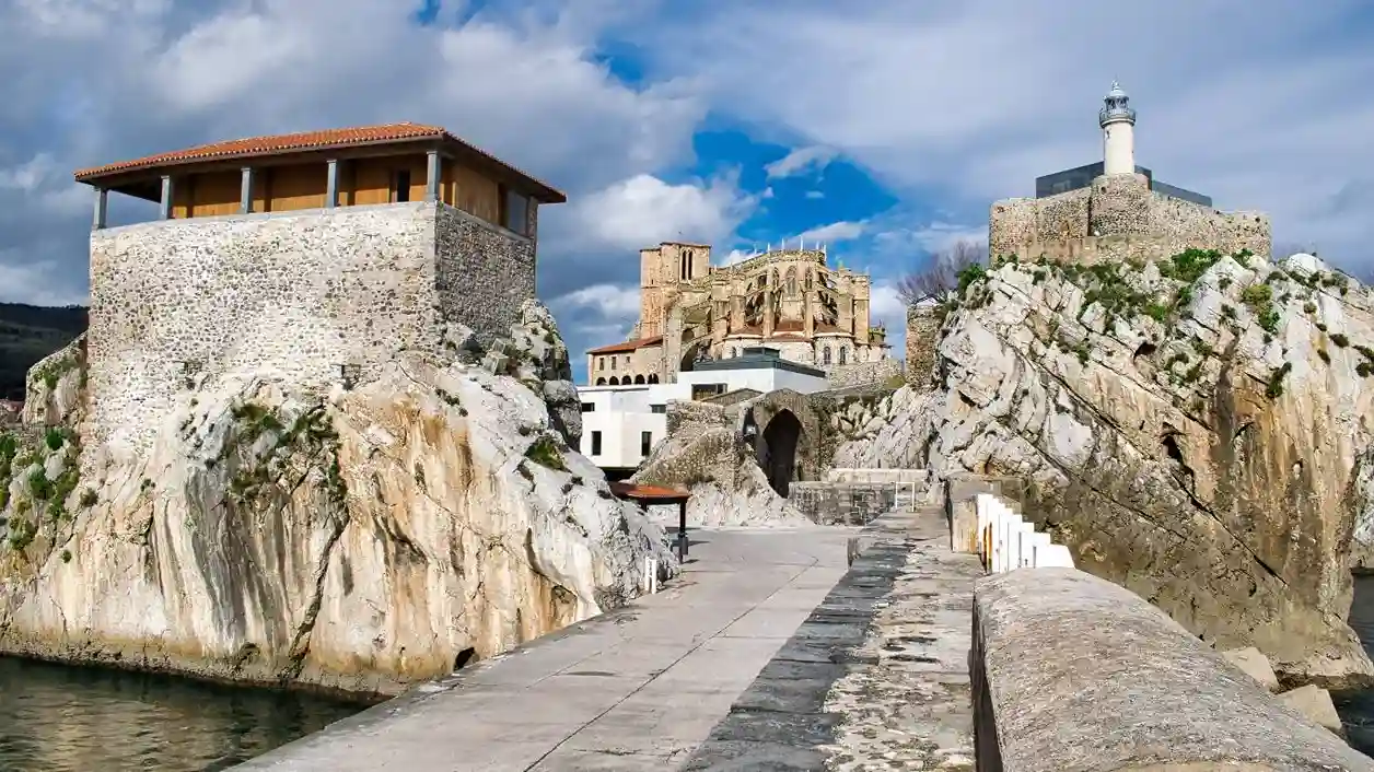 Paseo de piedra con edificios a los lados