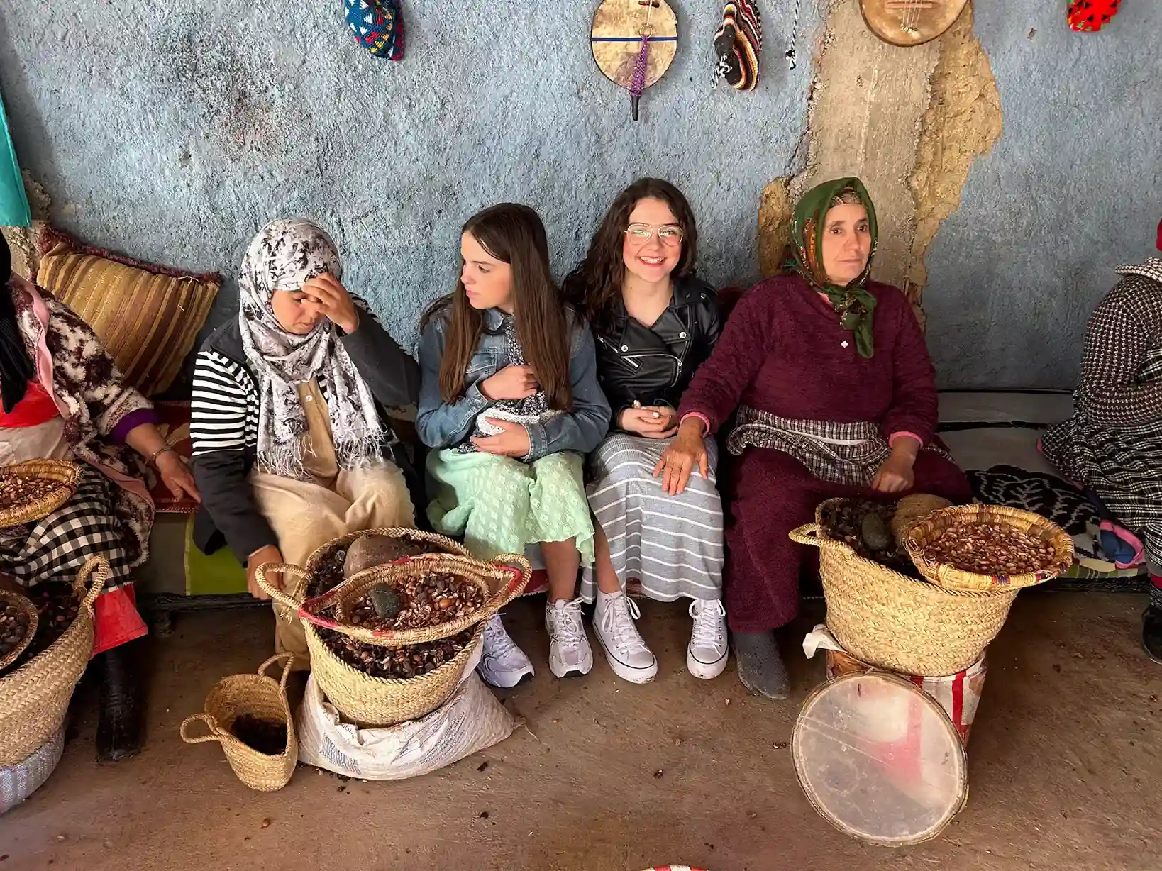 Dos chicas con personas locales en Marrakech