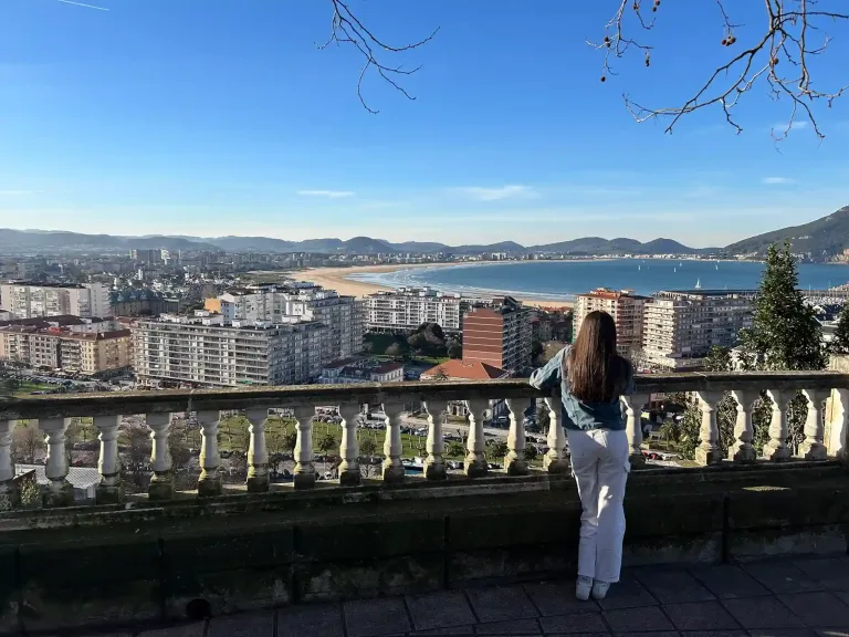 Niña mirando a una ciudad