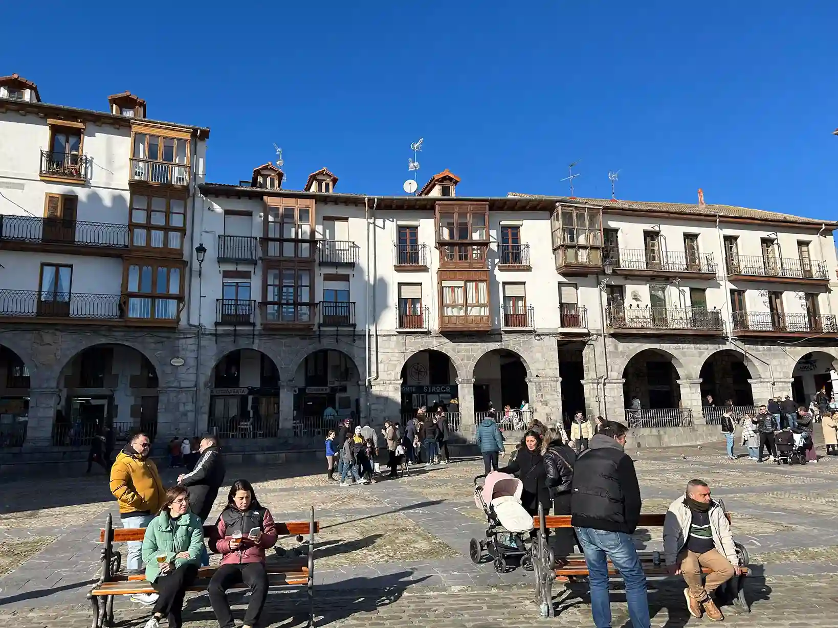 Plaza de un ayuntamiento con edificios