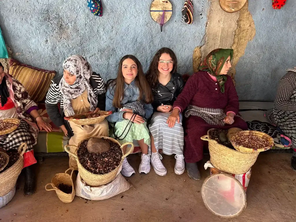 Aitana y Paola en una cooperativa de aceite de Argán