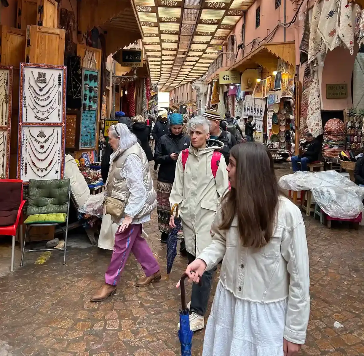 Personas en el zoco de Marrakech